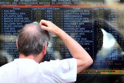 Un inversor miraba ayer los cambios de las acciones en la Bolsa de Milán.