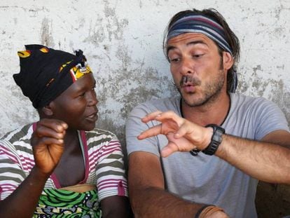 José Antonio conversando con una mujer congoleña.