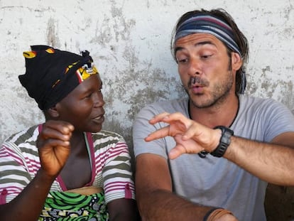 José Antonio conversando con una mujer congoleña.