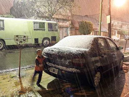 Un niño juega bajo la nevada del pasado lunes en la ciudad de Buenos Aires, la primera en 89 años.