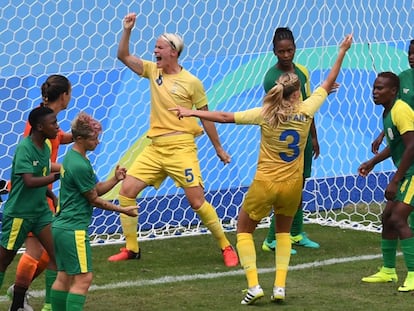 La jugadora sueca Nilla Fischer (centro) celebra su gol contra el equipo de Sudáfrica, durante el partido de la primera ronda del equipo E de fútbol femenino, en el Estadio Olímpico de Río de Janeiro. 