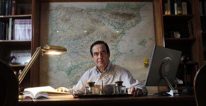 El exministro de Defensa Jos&eacute; Bono, fotografiado en su despacho, en su casa de Ol&iacute;as del Rey (Toledo) en 2012. 