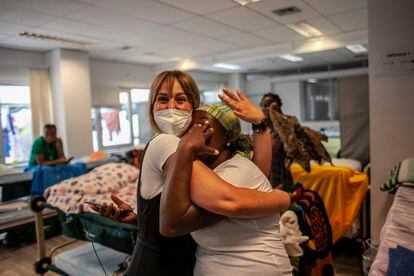 La trabajadora social Pilar Rocamora abraza a una mujer en una de las habitaciones de El Sebadal.