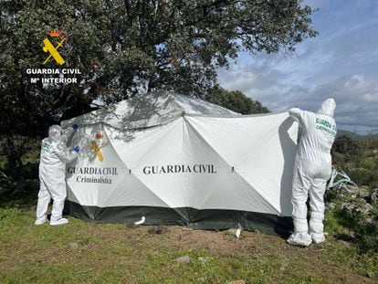 Carpa de la Guardia Civil en el lugar donde ha aparecido un cuerpo sin vida en los alrededores de Hinojal (Extremadura). / DELEGACIÓN DE GOBIERNO