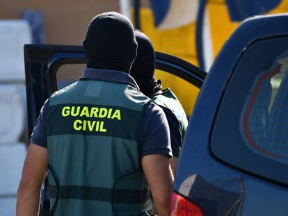 Dos agentes de la Guardia Civil.