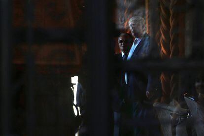 Ike Perlmutter, con gafas oscuras, visita al presidente Donald Trump