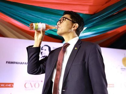 El presidente de Madagascar bebiendo su remedio milagroso contra el coronavirus.