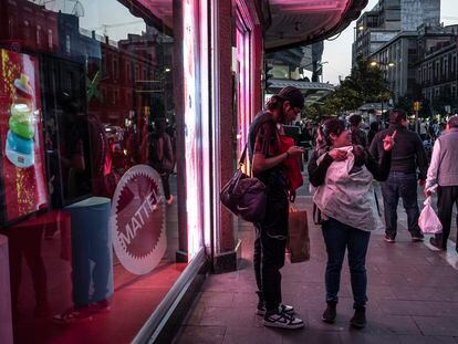 Habitantes de la Ciudad de México realizan compras por la temporada navideña en el Centro Histórico.