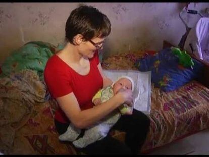 Svetlana Davídova, junto a uno de sus hijos, este miércoles en su casa de Viazma, en Rusia.