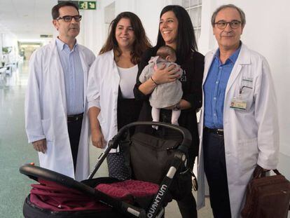 D'esquerra dreta, Josep M. Calafell, Janisse Ferreri, María José Ortega amb el seu nadó, i Francesc Fàbregas.