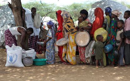 Desplazados somalíes hacen cola para recibir comida del Programa Mundial de Alimentos en un campamento de refugiados de Mogadiscio (Somalia).
