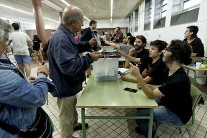 Un hombre vota en el refer&eacute;ndum en el colegio Collaso i Gil de Barcelona.