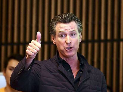 El gobernador de California, Gavin Newsom, quien firmó la ley que pasa a considerar a los trabajadores, hasta ahora autónomos, de las plataformas digitales como empleados.