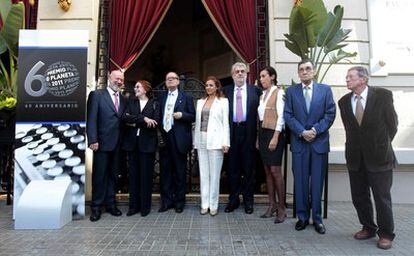 El presidente del Grupo Planeta, Jose Manuel Lara (3ºi), acompañado de los miembros del jurado, de izquierda a derecha: Juan Eslava Galán, Rosa Regás, Pere Gimferrer, Ángeles Caso, Carmen Posadas, y Carlos Pujol y Alberto Blecua.