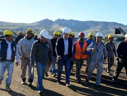 El presidente Macri recorre las obras de remodelación del aeropuerto de San Martín de los Andes, en la Patagonia.