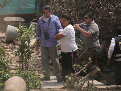 Osmán Morote, escoltado por policías a su llegada a la vivienda donde cumplirá arresto domiciliario.