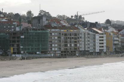 Edificio de Construcuatro que invade el dominio p&uacute;blico en la playa de Silgar.