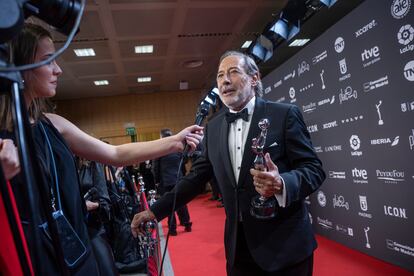 Guillermo Francella brings the press after winning the Platinum Medal for Best Male Performance in a Series 