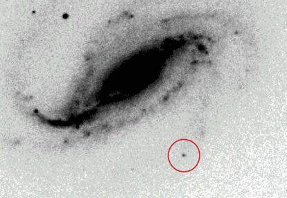 Una de las fotografías originales de la supernova (en el círculo rojo).