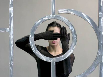 Escultura de aluminio de Os&iacute;as Yanov, donada por Phelps de Cisneros al Reina Sof&iacute;a. 