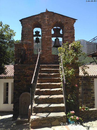 Un campanario sin iglesia es el edificio más reconocible y pintoresco de Casares de las Hurdes (Cáceres).
