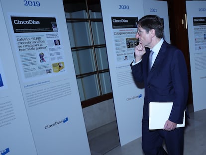 José Ignacio Goirigolzarri, presidente de CaixaBank, observa la exposición de portadas de CincoDías en el Teatro Real de Madrid.