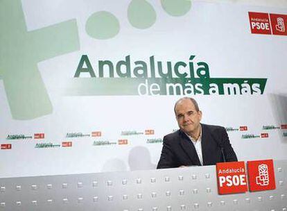 Chaves, ayer, tras la reunión de la Ejecutiva Regional del PSOE, donde ratificó su voluntad de seguir al frente del partido.