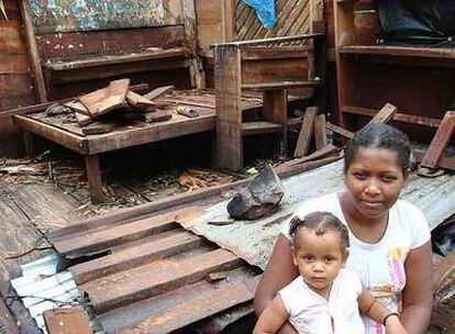 Una mujer con su hija, en una comunidad del Atlántico Norte de Nicaragua afectada por el huracán Félix el pasado jueves.