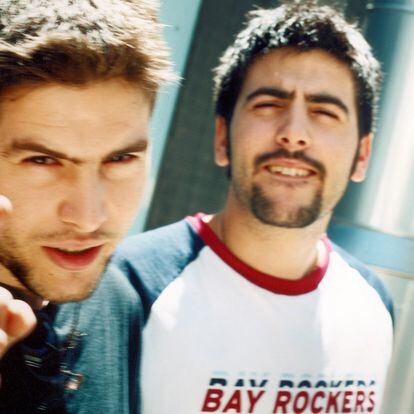 El dúo Estopa, formado por los hermanos José Manuel y David Muñoz, fotografiados en el año 2000.