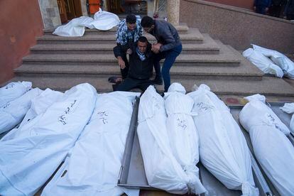 Un hombre llora junto a varios cadáveres este domingo en la morgue del hospital de Jan Yunis. 