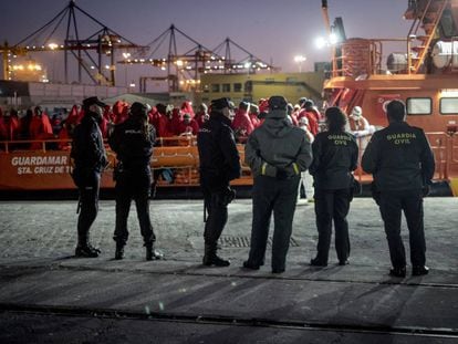 Agentes de la Guardia Civil controlan en el puerto de Málaga la llegada de migrantes rescatados. 