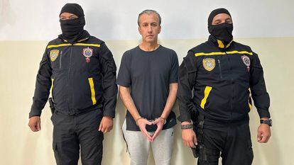 Tareck El Aissami, exministro de Petróleo de Venezuela, fotografiado junto a dos agentes de la Fiscalía en abril de 2024.