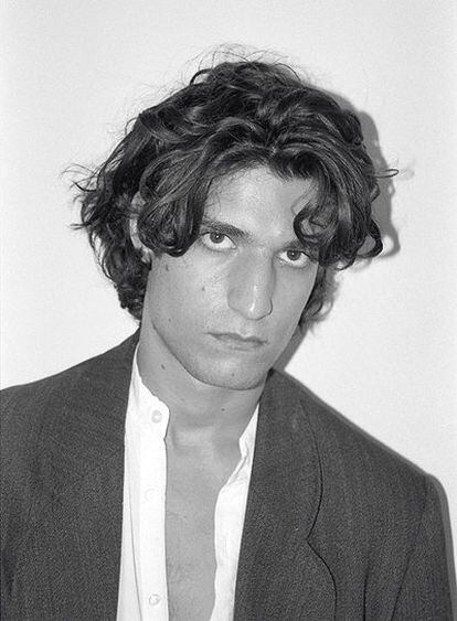 Louis Garrel, haciendo honor a su fama de compungido.