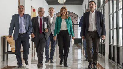 La presidenta de la Junta, Susana D&iacute;az, rodeada de su equipo.
 