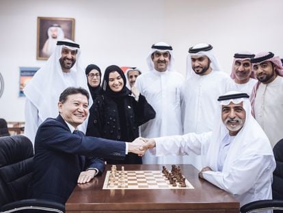 El presidente de la FIDE, Kirs&aacute;n Iliumy&iacute;nov, posa hoy junto a un grupo de organizadores emirat&iacute;es