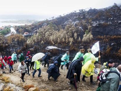 Marcha entre el paisaje calcinado de Monte Pindo