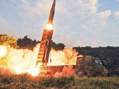 Fotograf&iacute;a cedida por el ministerio de Defensa de Corea del Sur que muestra el lanzamiento de un misil en una localizaci&oacute;n sin revelar en la costa este de Corea del Sur.