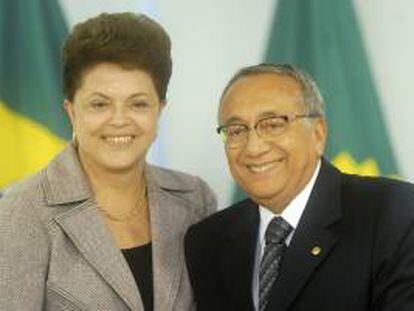 En la imagen, la presidenta brasileña, Dilma Rousseff (i), junto al ministro de Turismo, Gastão Vieira. EFE/Archivo
