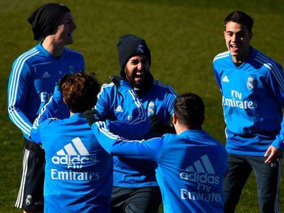El centrocampista del Real Madrid Isco (centro) se ríe en un entrenamiento el pasado martes con varios compañeros.