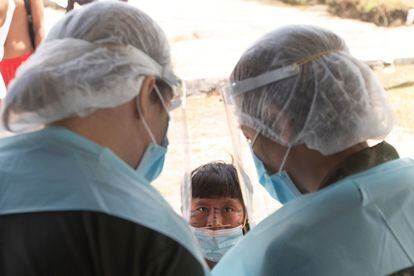 Personal de una brigada militar de salud revisa a niños del pueblo yanomami.