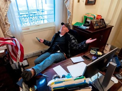 Richard 'Bigo' Barnet, seguidor de Donald Trump, en el escritorio de la presidenta de la Cámara de Representantes, Nancy Pelosi, tras el asalto al Capitolio del 6 de enero de 2021 en Washington (Estados Unidos).