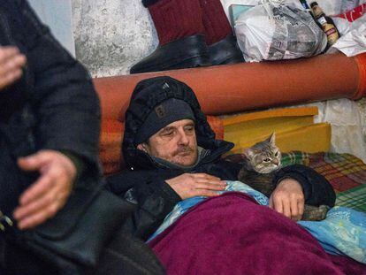 Un civil descansaba el domingo en un refugio de la ciudad ucrania de Járkov.