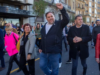 Desde la izquierda, Josep Rull, Carme Forcadell, Dolors Bassa, Oriol Junqueras, Arnaldo Otegi y Maddalen Iriarte en las calles de San Sebastián, este sábado en una manifestación para exigir el acercamiento de presos.