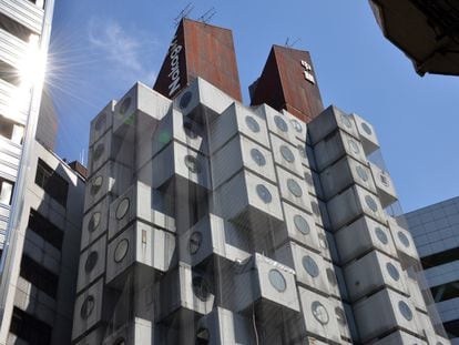 El arquitecto Kisho Kurokawa imaginó 140 cápsulas prefabricadas como pequeños apartamentos de paso para profesionales que quisieran evitar los largos desplazamientos a sus hogares en el extrarradio.