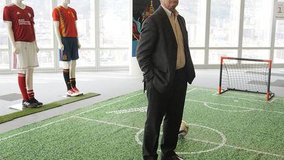 Scolari posa en la Torre Iberdrola de Bilbao durante el International Football Summit.