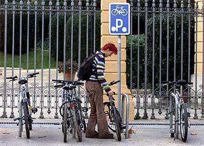 Aparcamiento de bicicletas delante del palacio de Pedralbes de Barcelona.