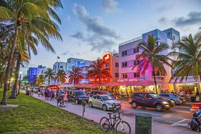 Palmeras y fachadas 'art déco' de hoteles en Ocean Drive, en Miami.