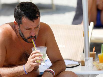 Salvini toma un refresco, el domingo en una playa de Taormina (Sicilia).