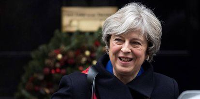 La primera ministra británica, Theresa May, acude a una sesión de control en el Parlamento en Londres este miércoles.