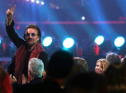 El cantante de U2 Bono saluda al público en la entrega de los premios Los 40 Music Awards en WiZink Center.
